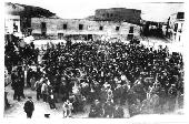 Plaça de la vila del Prat segle XIX, antiga casa consistorial, al fons l'antiga església